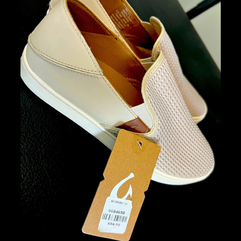 Women’s size 6 Olukai slip on shoes!